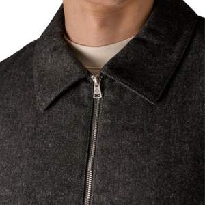 Chaqueta de Espiga a Medida para Hombre en Color Carbón con Cierre de Cremallera Elegante, Tela de Alta Calidad y Diseño Moderno para Mayor Comodidad - Product Image 4