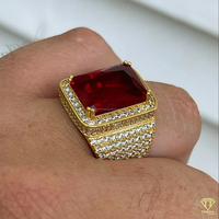 Anillo de Rubí para Hombre al por Mayor, Anillo de Moda con Gema Roja Cuadrada Grande y Pesada, Chapado en Oro con Pavé de Diamantes de Imitación, Fabricante de Joyería