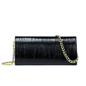 Pochette élégante en cuir verni noir avec motif alligator et chaîne dorée pour les soirées - Product Image 3