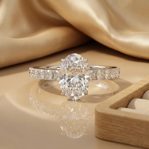 Anillo de Diamantes Ovalado con Halo Oculto - Oro de 9k, 14k y 18k - Product Image 5