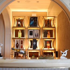 Ensemble de bar commercial de luxe Regal Nook avec éclairage LED, cadre en bois durable et écologique, design contemporain pour appartement de style ferme - Product Image 5