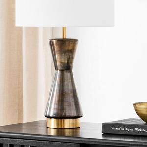 Lámpara de Mesa de Metal Hourglass Forge con Base de Hierro Cepillado, Pantalla de Tela Premium, Iluminación Ambiental Cálida para Interiores Elegantes - Product Image 4
