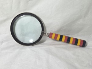 Loupe de poche avec poignée en résine rayée colorée, style vintage, loupe de bureau décorative pour le bureau et la lecture - Product Image 2