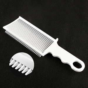 Peine profesional de peluquería para corte degradado, resistente al agua, con dientes de plástico para un corte degradado fácil, para uso en salones de belleza y barberías. - Product Image 2