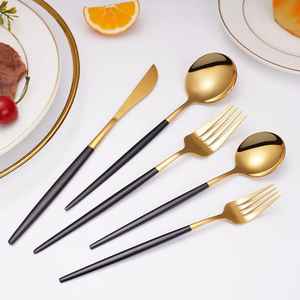 Ensemble de couverts de luxe en acier inoxydable doré avec manche noir – Cuillère, fourchette, couteau – Vaisselle moderne pour table à manger et cuisine - Product Image 1