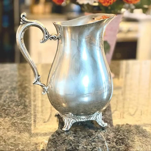 Jarra de alta calidad con acabado plateado, elegante utensilio de servir, perfecta para cenas familiares, uso en la cocina y eventos. Venta al por mayor desde India. - Product Image 1