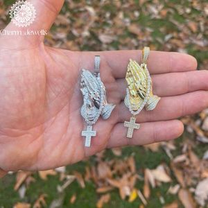 จี้ Charm_Jewells เงินแท้ 925 ประดับเพชรทรงบริลเลียนท์คัท โมอิสซาไนต์รูปมืออธิษฐาน จี้รูปกางเขน ชุบทอง 18K  จี้ศาสนาสำหรับทุกเพศ - Product Image 1