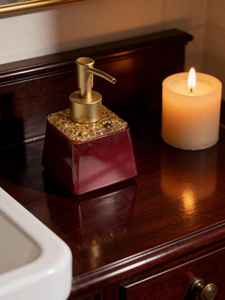 Ensemble d'accessoires de salle de bain en résine marbrée bordeaux et or, collection de luxe de porte-savon et plateau - Product Image 6