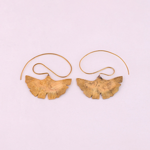 Modernos y Elegantes Pendientes de Hoja de Ginkgo Chapados en Oro de Latón, Tamaño 50x50MM - Product Image 1