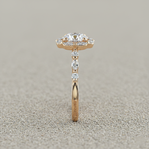 Anillo de compromiso certificado chapado en oro rosa con halo de diamantes marquise de punta compartida - Product Image 2