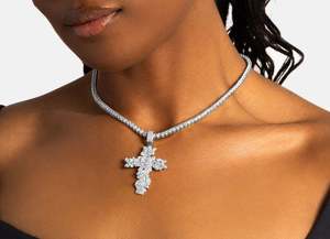 Collier Pendentif Croix Moissanite Luxe Sertie de Pierres, Argent 925 Plaqué Rhodium, Chaîne Maille Forçat, Bijoux Chrétiens Unisexe - Product Image 3