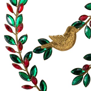 Couronne festive ornée de pierres précieuses, avec des feuilles en pierres rouges et vertes, décorée d'un cerceau doré suspendu et de trois oiseaux. - Product Image 4