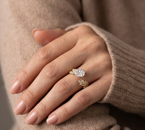 แหวนหมั้นเพชรโมอิสซาไนต์ทรงลูกแพร์ชุบทองคำ 14K แบบสั่งทำพิเศษ ดีไซน์ใบไม้เป็นช่อแบบเปิดประดับด้วยเพชรทรงมาร์คีส์แบบฝังขา - Product Image 5