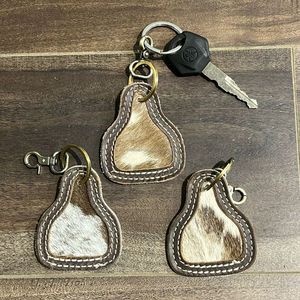 Porte-clés en cuir de vachette à poils de luxe personnalisé Mini porte-clés personnalisé Porte-clés de forme unique en cuir véritable de haute qualité - Product Image 3