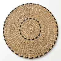 Sets de table ronds en paille avec accents noirs, faits à la main, décoration de table naturelle pour restaurants, fournisseur en gros, fabricant Vietnam