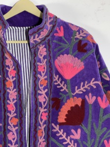 Chaqueta Suzani de Terciopelo Morado • Bordado Floral Rosa Rojo • Abrigo Estilo Bohemio Gitano • Chaqueta Artesanal para Festivales - Product Image 5