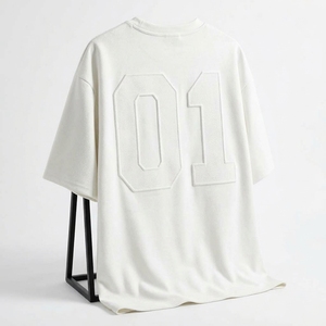 Camiseta de algodón blanca oversize de manga corta con cuello redondo y estampado en relieve para hombre, estilo casual, color liso, streetwear, ajuste regular, tejido de punto jersey. - Product Image 2