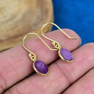 Pendientes de Gancho con Gema de Rubí Natural en Forma Ovalada, Acabado en Oro de 18k sobre Plata de Ley 925 - Product Image 3