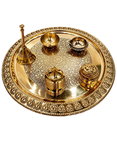 Ensemble de thali de prière en métal de luxe avec finition dorée ornée, plateau de prière rond gravé, porte-diya décoratif, porte-encens, bols à kumkum - Product Image 2