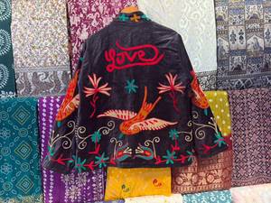 Blouson en velours noir à col mandarin, broderie à la main d'oiseaux et de motifs floraux, manches longues, fermeture à ceinture, coton respirant - Product Image 4