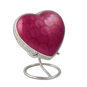 Urne funéraire classique en forme de cœur rouge, tenue par des mains blanches, décoration pour souvenir commémoratif d'un adulte - Product Image 5