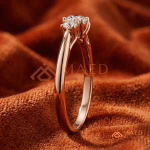 Bague en or rose ronde à trois pierres – Alliance de fiançailles romantique en or rose – Bague romantique en or rose - Product Image 2