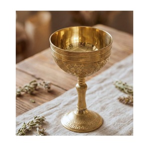 ถ้วยทองเหลืองโบราณ แก้วน้ำทรงสูงทำมือแบบวินเทจ ภาชนะศักดิ์สิทธิ์ประดับตกแต่งอย่างงดงาม ถ้วยโลหะตกแต่งอย่างหรูหรา ดีไซน์เหนือกาลเวลา - Product Image 1
