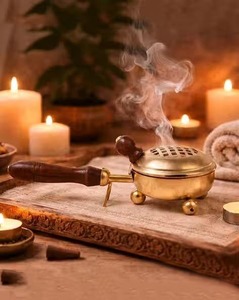 Brûleur à Bakhoor en métal arabe avec poignée et couvercle en bois pour encens Oud et parfum d'ambiance traditionnel - Product Image 5