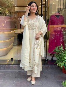 Ensemble Kurti / Robe Traditionnelle pour Femme, Nouveau Design, Col Rond, Style Semi-Cousu, en Fausse Fourrure Peinte à la Main, Collection Été, Prix de Gros - Product Image 4