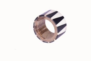 Anneau de serviette en bois avec rayures noires et blanches, accessoire de table moderne, largeur 4,5 cm - Product Image 3