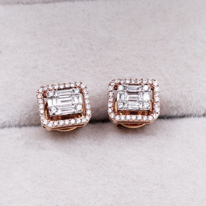 Boucles d'oreilles clous en or rose massif 18 carats avec diamants naturels taille baguette et halo carré, bijoux fins, Memoria Jewels - Product Image 2
