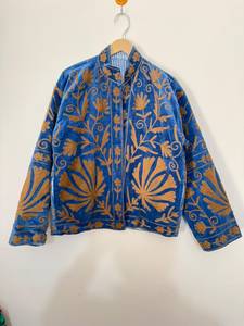 Veste en velours Suzani faite à la main en gros |   Doublure en coton tissé réversible à motif floral, broderie traditionnelle, style bohème moderne - Product Image 1