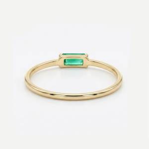 แหวนมรกตตะวันออกตะวันตก เงินแท้ 925 ชุบทอง 14K ทรงบาแกตต์ ประดับขอบแบบเรียบหรู แหวนซ้อนกันได้ แหวนประจำเดือนพฤษภาคม - Product Image 2