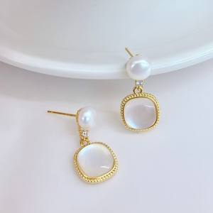 ต่างหูมุกน้ำจืดสไตล์ฝรั่งเศสย้อนยุค ดีไซน์สวยหรู ใช้งานได้หลากหลาย แฟชั่นใหม่สำหรับผู้หญิง - Product Image 1