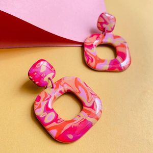 Boucles d'oreilles en résine en gros, bijoux fantaisie faits à la main pour femmes et jeunes filles, couleurs et designs personnalisés, idéales pour un usage quotidien - Product Image 5