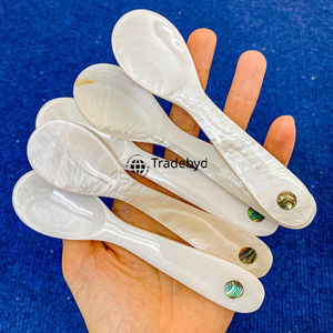 Cuchara con Incrustaciones de Madreperla Hecha a Mano, Elegante Accesorio para Mesa de Comedor por Tradebyd - Product Image 1