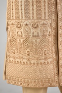 Chaqueta Sherwani de Seda Vergo Dorada con Bordado de Arquitectura Taj, Rejilla de Flores de Diamantes y Relieve 3D con Cuentas Codificadas - Product Image 5