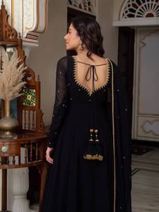 Ensemble de costume Anarkali en georgette noir fait main, haut long avec décoration en dentelle, motifs élégants pour le travail, disponible en taille XXXL - Product Image 2
