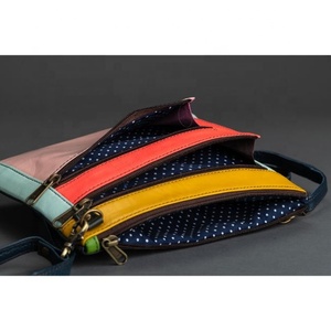 Vente en gros de sac à main tendance en cuir véritable 100% pour femmes sac à bandoulière multicolore de forme carrée pour dames d'été - Product Image 3