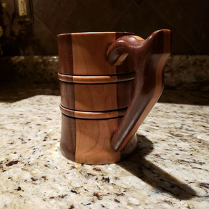 Mug en bois à grain foncé - Product Image 1