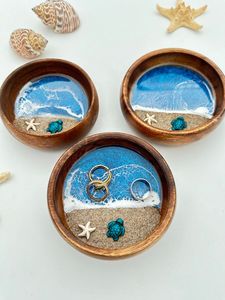 Cuenco de Madera Artesanal con Resina, Diseño Oceánico, Estrella de Mar, Tortuga, Escena de Playa, Plato para Anillos de Boda, Estilo Mediterráneo, Cuencos para Regalo - Product Image 1