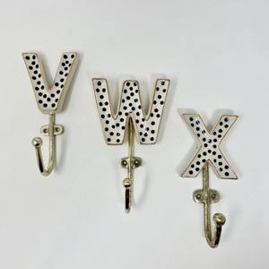 Crochet mural en métal blanc fait main, design alphabet, parfait pour une installation murale facile et une utilisation à long terme, vente en gros depuis l'Inde - Product Image 6