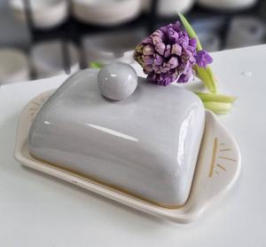 Beurrier élégant avec couvercle bombé lisse, bouton de préhension rond, plateau de service décoratif, finition brillante, rangement de beurre de table élégant - Product Image 1