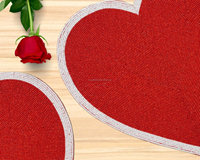 Set de table en forme de cœur avec perles rouges, bordure blanche, décoration de table pour la Saint-Valentin, vente en gros, artisanat de qualité par le fabricant PR India
