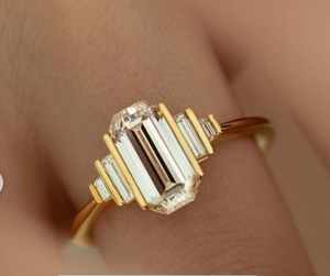 Anillo de Compromiso Único con Cinco Piedras de Diamante de Laboratorio, Corte Esmeralda y Baguette, Oro Amarillo de 14K, Joyería Fina Moderna Personalizable, Regalo - Product Image 1