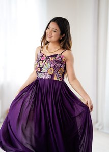 Vestido de Noche Morado Bordado con Tirantes Finos, Vestido Largo Floral Estilo Bollywood para Fiesta, para Mujer - Product Image 2
