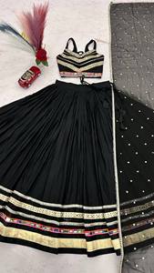 Conjunto de Chaniya Choli de Algodón Negro de Lujo con Encaje, Gota Patti, Chevron y Espejo, Top Corto y Lehenga Plisada hasta el Suelo con Dupatta - Product Image 3