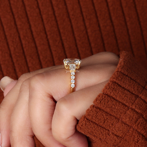 Bague de fiançailles en or massif 14 carats avec trois diamants de laboratoire taille coussin, pavés, certifiés IGI, provenant de l'ancienne mine de 3 carats - Product Image 2