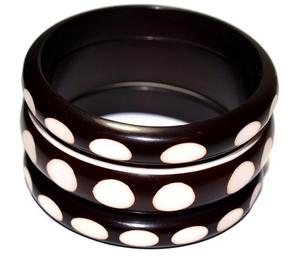 กำไลเรซิ่นแกะสลักด้วยมือระดับพรีเมียม สร้อยข้อมือผู้หญิงทันสมัย ลายจุดแกะสลัก เงางาม โดดเด่น - Product Image 1