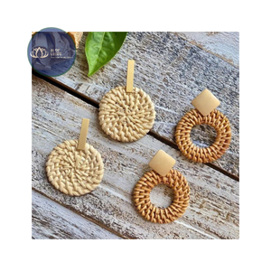 Boucles d'oreilles en rotin écologiques artisanales de haute qualité – Boucles d'oreilles pendantes en paille tressée pour la plage - Product Image 1